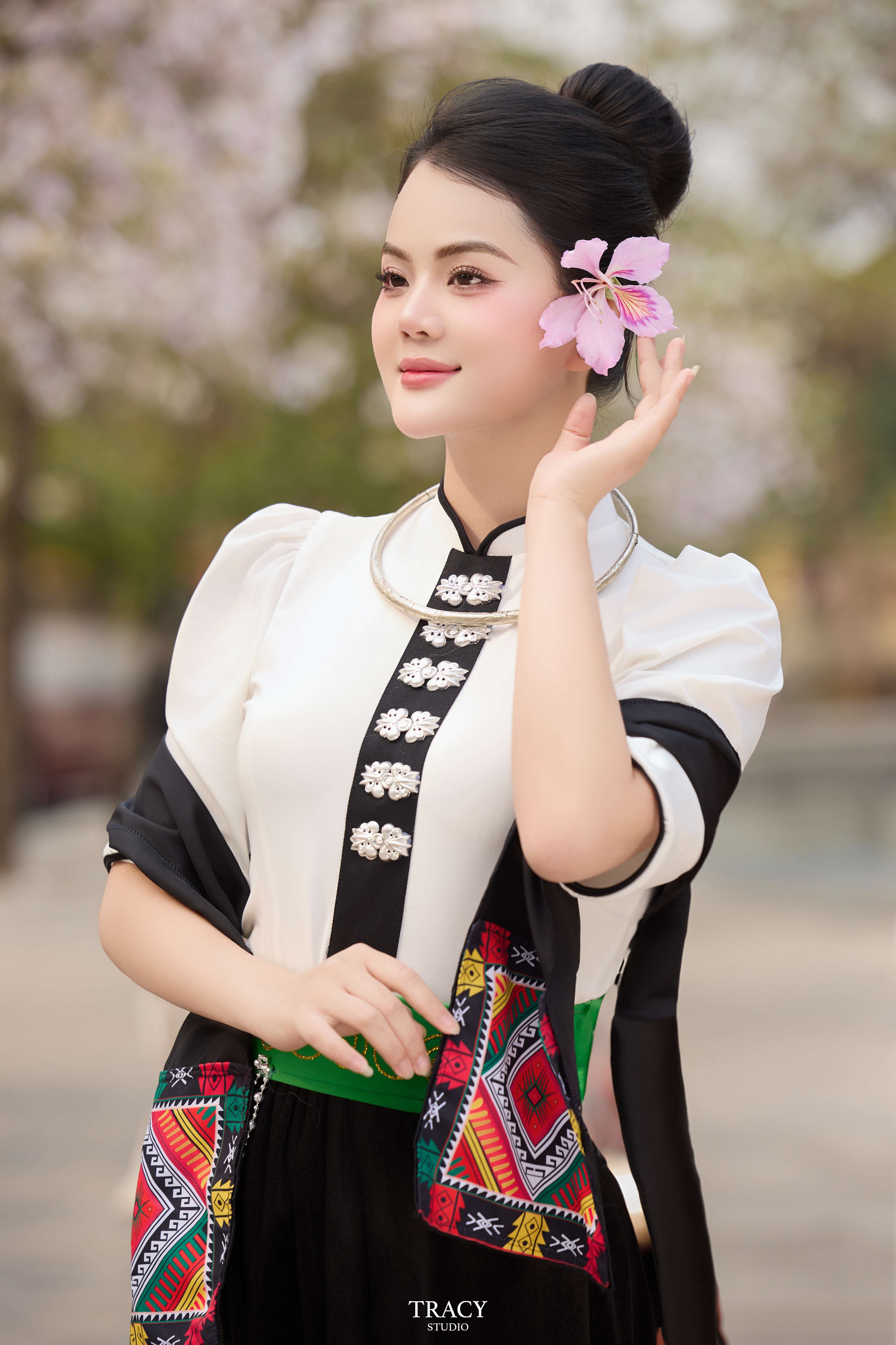 frontend/img/gallery/tinh-khoi-ao-dai-viet/tracy-studio-chup-concept-hoa-ban (3).jpg